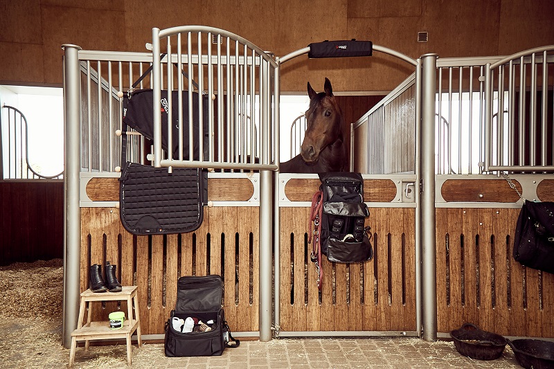 ATAGO hoofdbeschermer staldeur zwart met memory foam vulling en bevestigingsbanden