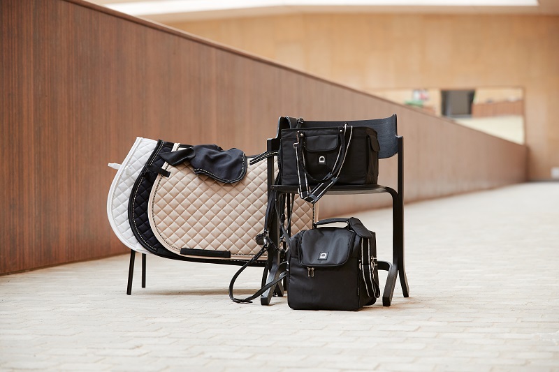 Equipage Squared grooming bag zwart – poetstas set in lifestylefoto met zadeldekjes en bijpassende tas