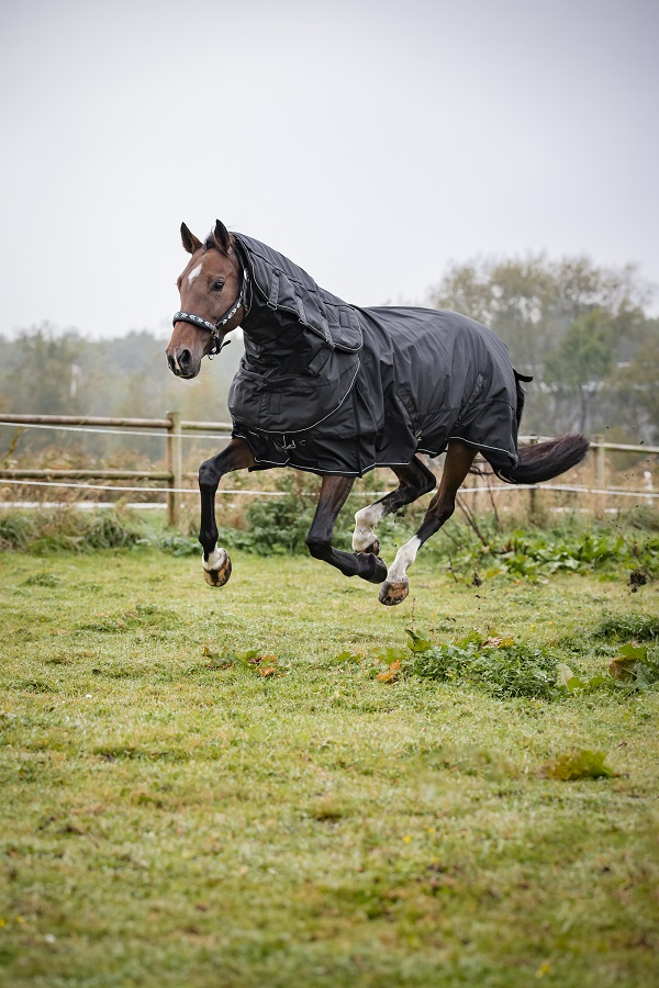 Zwarte CATAGO Endurance 2.0 outdoordeken 150g – waterdicht ademend 5000/5000 met staartflap