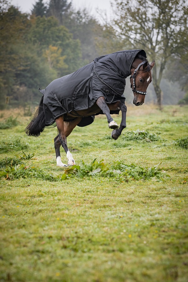 Zwarte CATAGO Endurance 2.0 outdoordeken 150g – waterdicht ademend 5000/5000 met staartflap