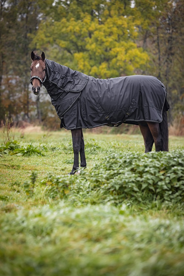 Zwarte CATAGO Endurance 2.0 outdoordeken 150g – waterdicht ademend 5000/5000 met staartflap