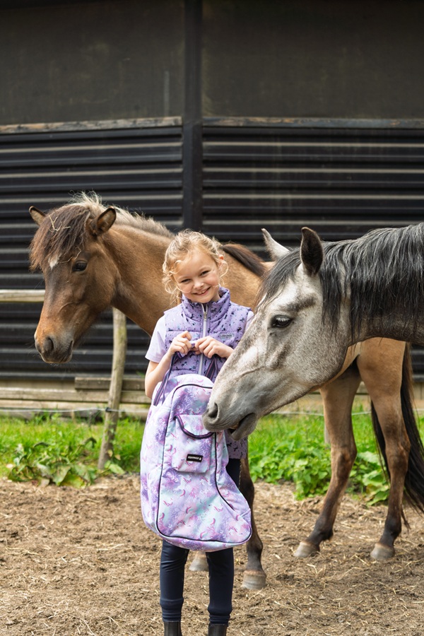 Meisje met Equipage Jasmin kids boot bag Lavender tussen pony’s