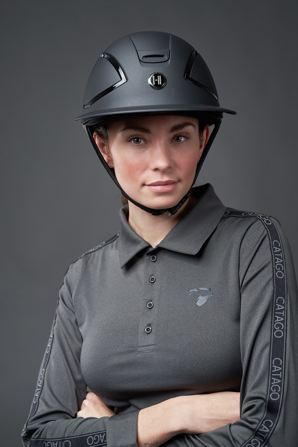 OneK Xtreme cap zwart mat met grotere klep gedragen door ruiter