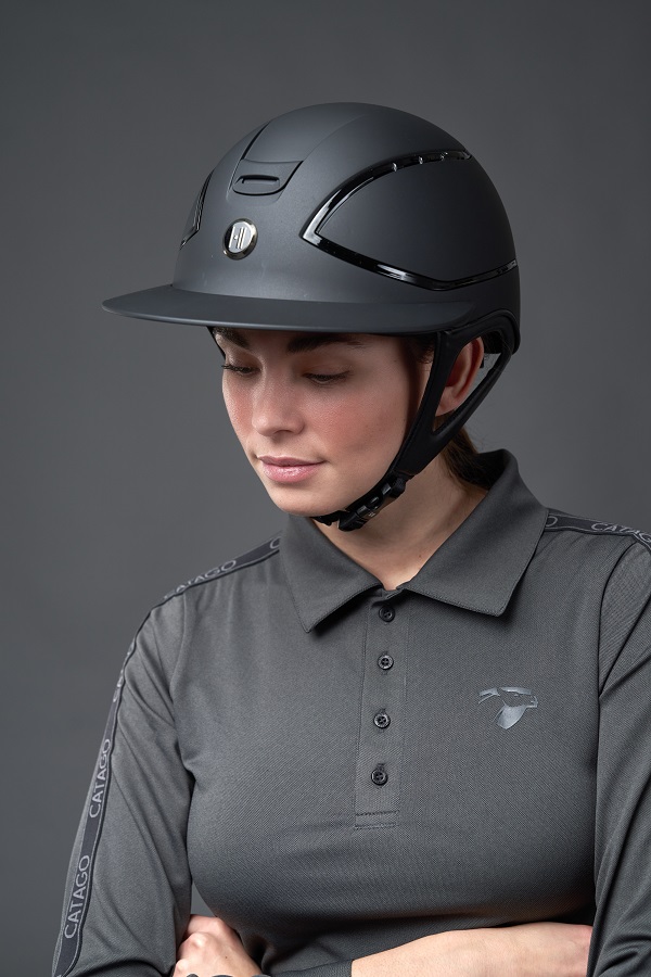 OneK Xtreme cap zwart mat met grotere klep gedragen door ruiter