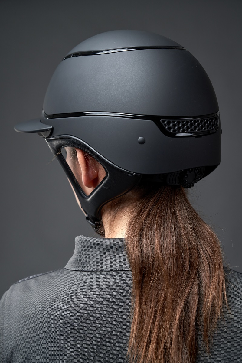 OneK Xtreme cap zwart mat zijaanzicht met ventilatie en draaiknop