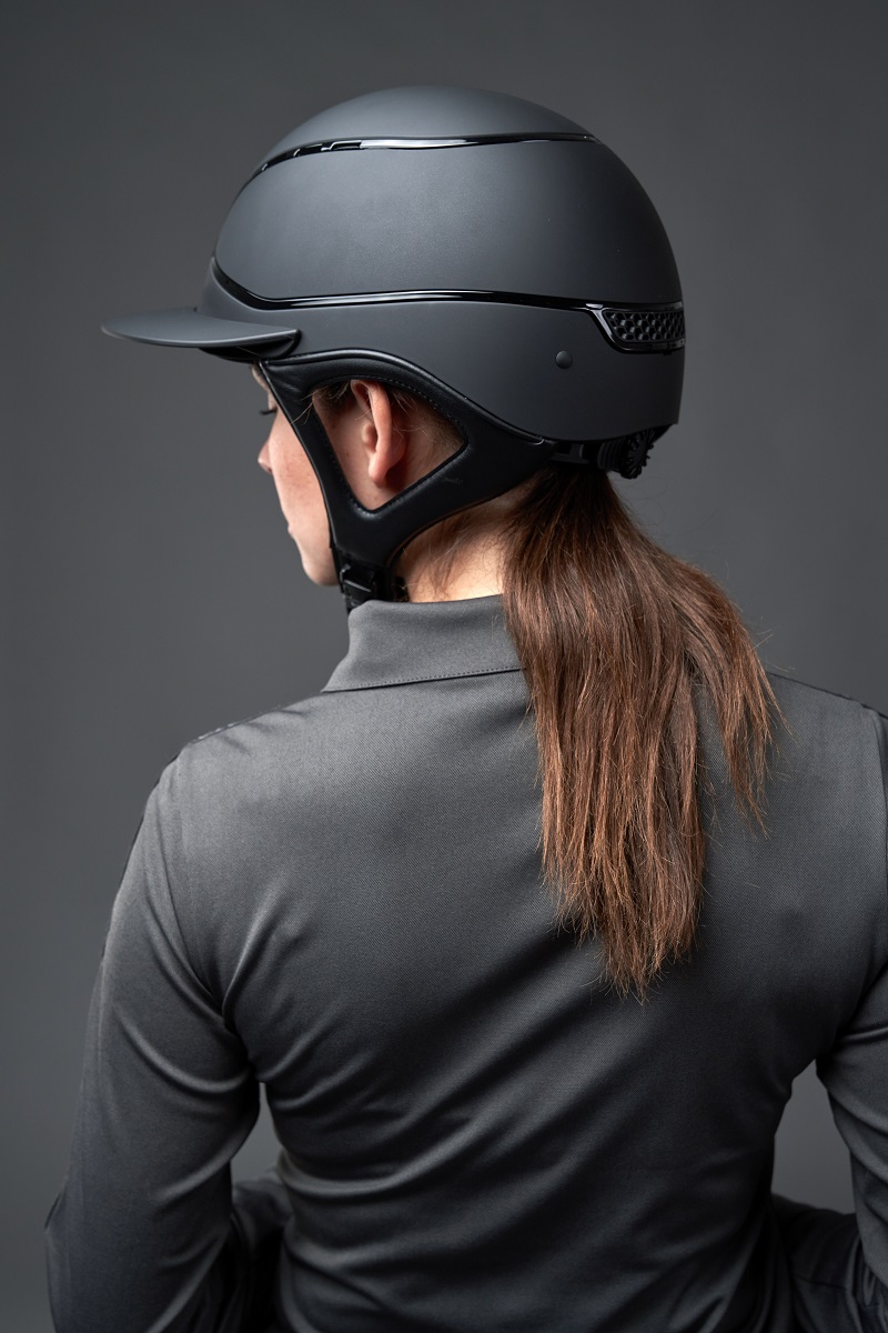OneK Xtreme cap zwart mat met grotere klep gedragen door ruiter