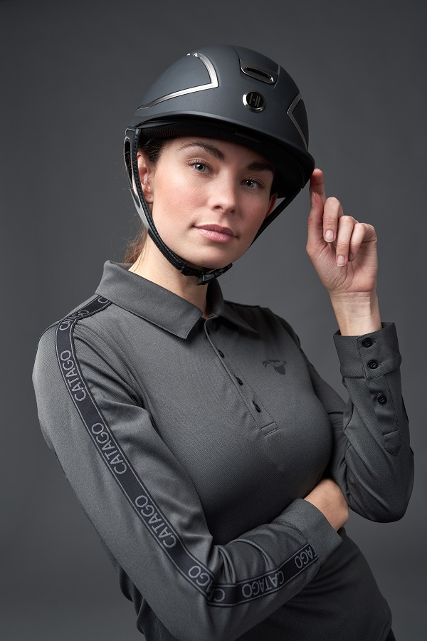 OneK Xtreme cap zwart mat met grotere klep gedragen door ruiter