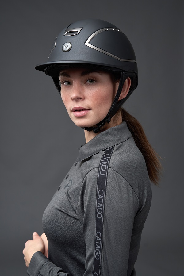 OneK Xtreme cap zwart mat met grotere klep gedragen door ruiter
