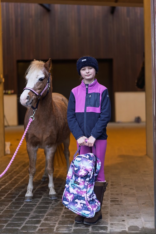 Kind met Equipage Jasmin laarzentas Majolica Blue bij pony