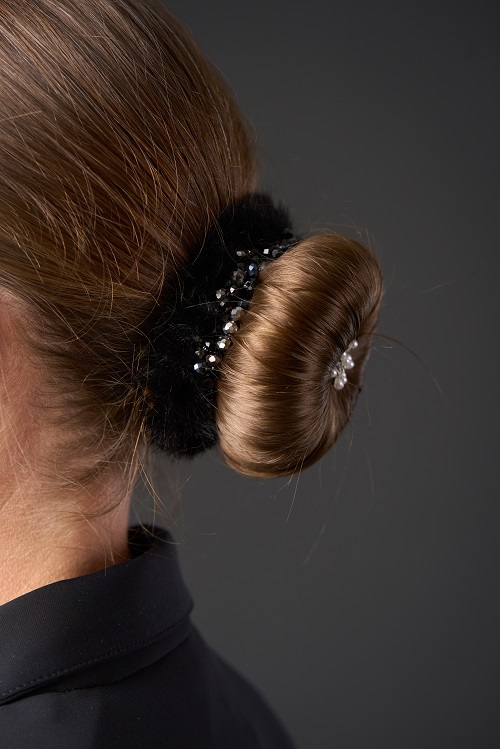 Detail Equipage zwarte haarset met parels en imitatiebont