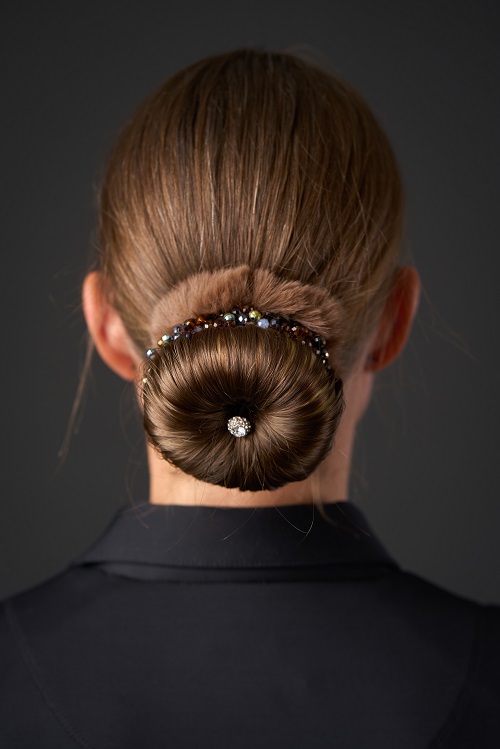 Equipage bruine haaraccessoires in wedstrijdknot